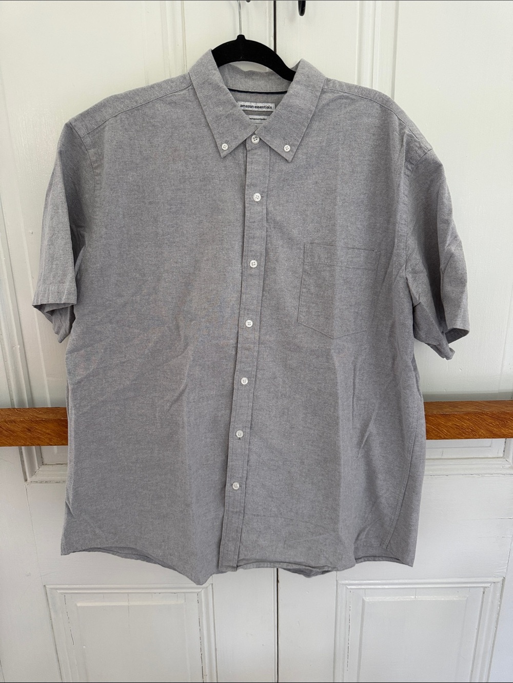 Amazon Essentials Men's Light Gray Short-Sleeve Button-Down Shirt
